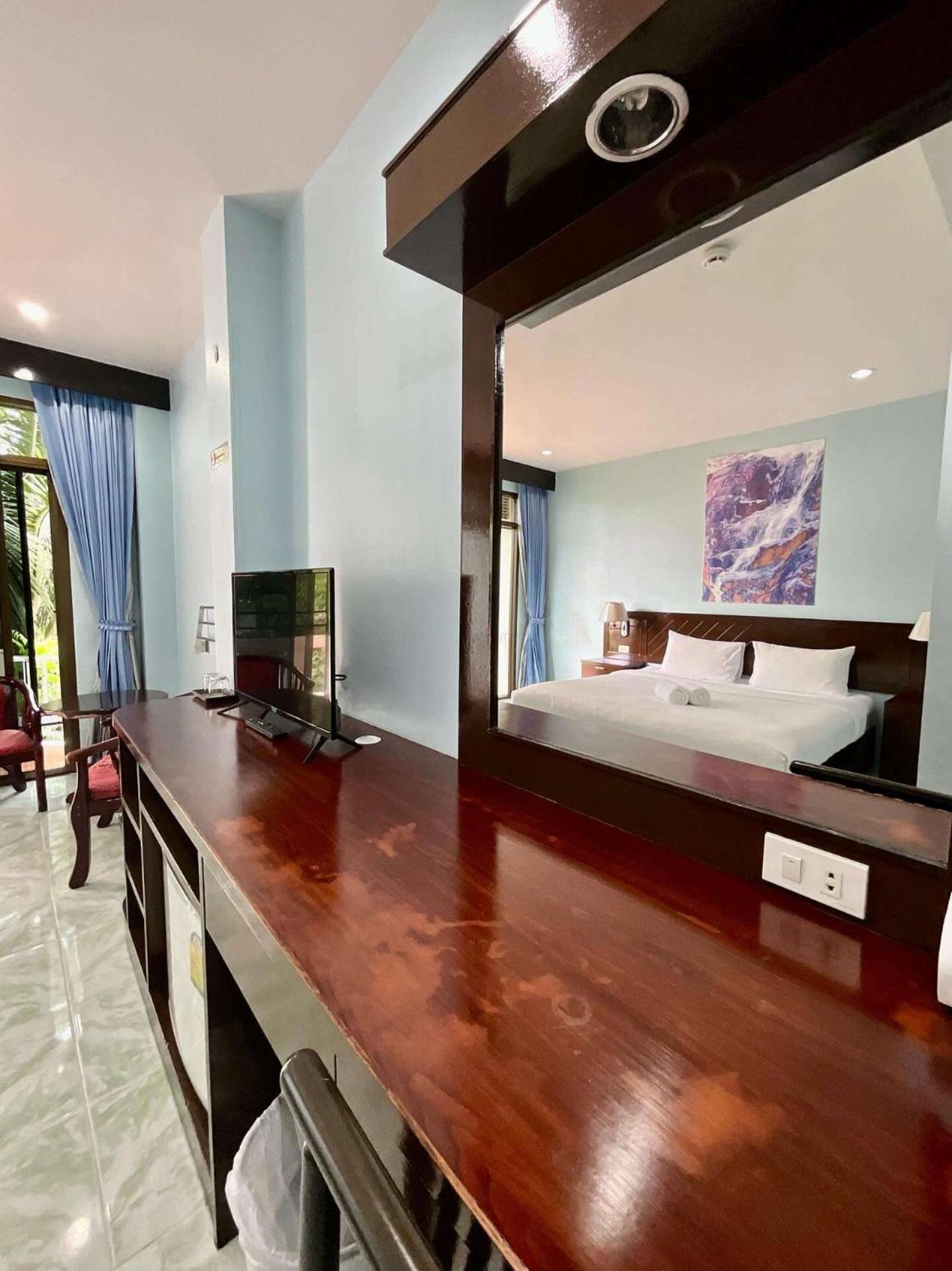 Готель Riviera Patong Екстер'єр фото